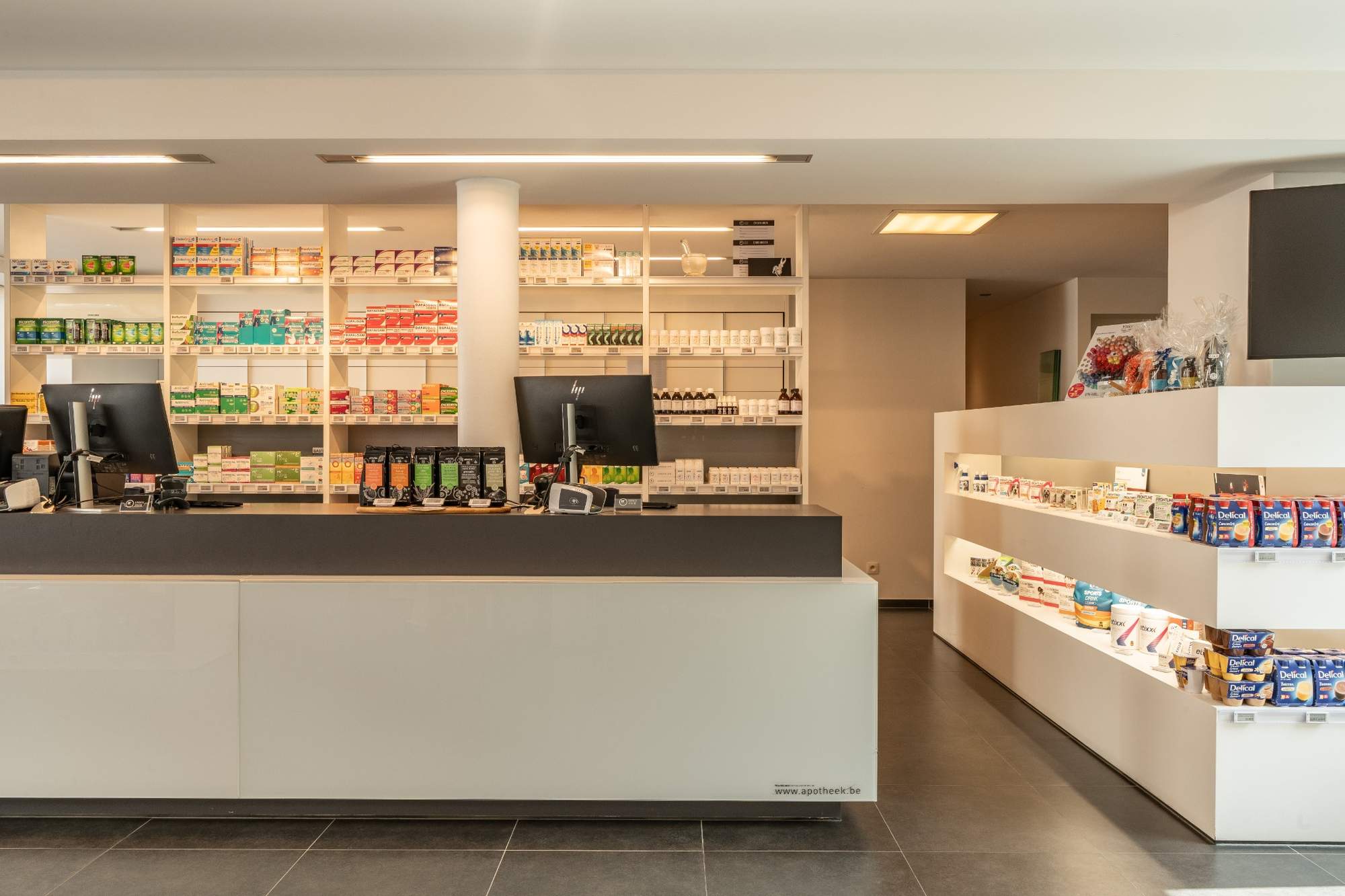 Toonbank en productrekken in Apotheek Debaene
