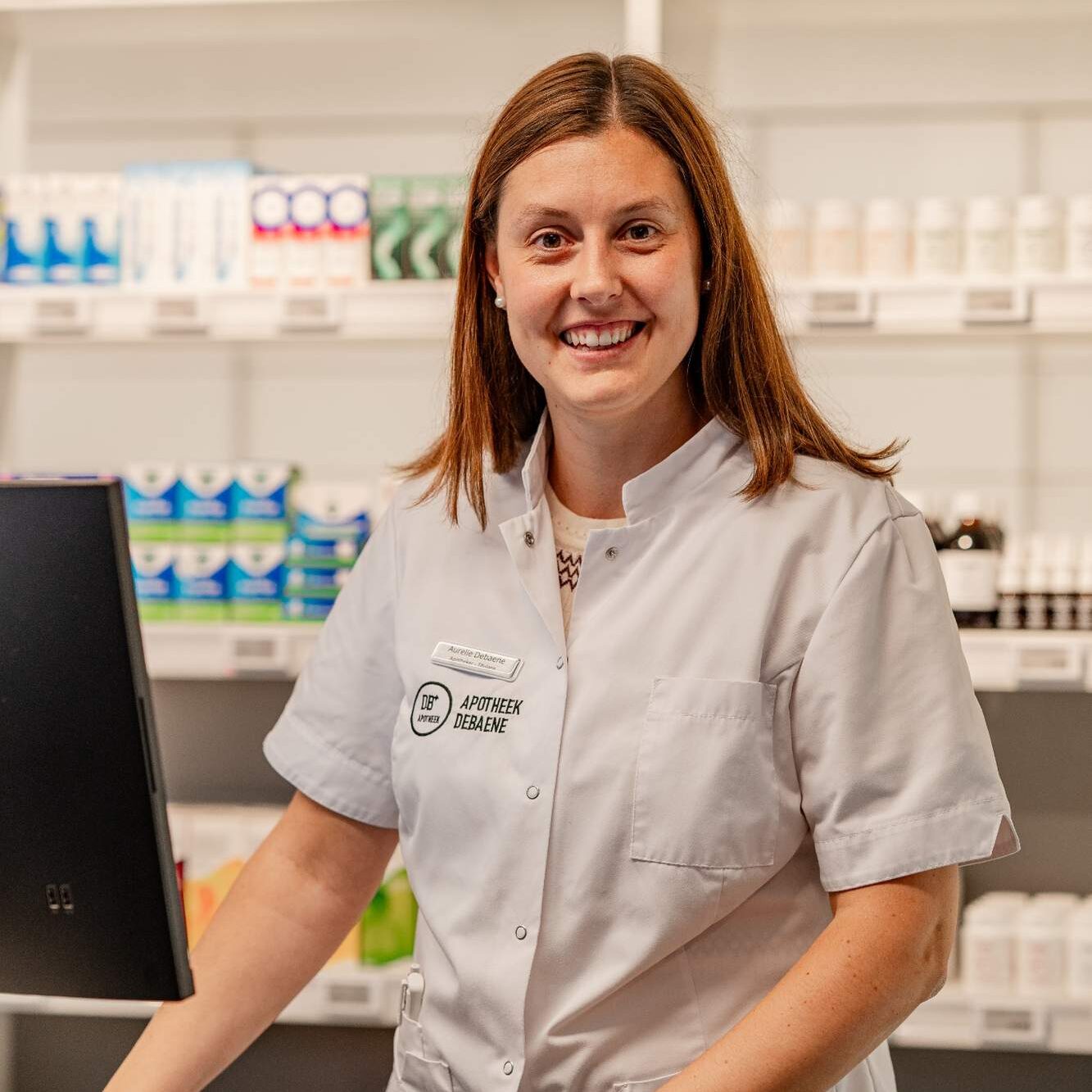 Aurelie Debaene achter de balie van Apotheek Debaene